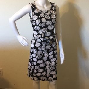 Back and whit dress with belt